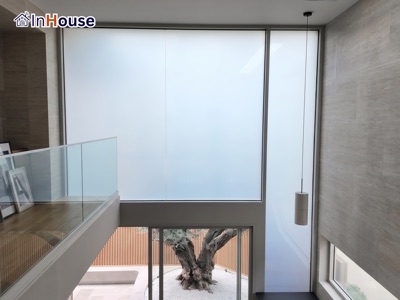 Double Space โถงสูง 2 ชั้น บ้านหรู ติดตั้งฟิล์มไฟฟ้า Smart Film กระจกสูง façade UV protection privacy luxury home