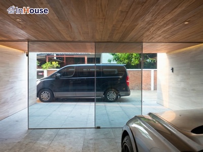 โรงจอดรถกระจก Glass Garage ติดตั้งฟิล์มไฟฟ้า Smart Film บ้านพักอาศัย อวดรถสวย privacy
