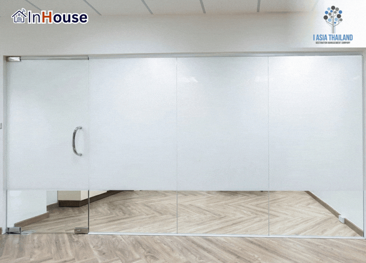 ติดตั้งฟิล์มไฟฟ้า InHouse Smart Film แบบ Floating Effect เว้นช่วงล่าง — I Asia Thailand · ห้องผู้บริหาร · อาคารวิวัฒน์ชัย จตุจักร