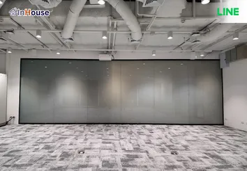 ผลงานติดตั้ง ห้องประชุมใหญ่ กระจกกั้นห้องพับรวมห้องได้ Line ประเทศไทย โดย InHouse