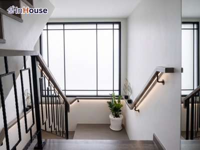 หน้าต่างโถงบันได Staircase Atrium บ้านหรู ติดตั้งฟิล์มไฟฟ้า Smart Film กระจกสูงข้างบันได privacy UV protection luxury staircase
