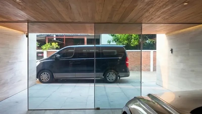 ฟิล์มไฟฟ้าสำหรับโรงจอดรถ · Showroom Display + Privacy [คู่มือ 2026]