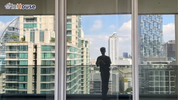กระจกใสโชว์วิวเมือง Aman ฟิล์มไฟฟ้า แต่ขาด Privacy แขก VIP — Aman Nai Lert Bangkok – ห้องน้ำ Luxury Bathroom ระดับ Ultra-Premium