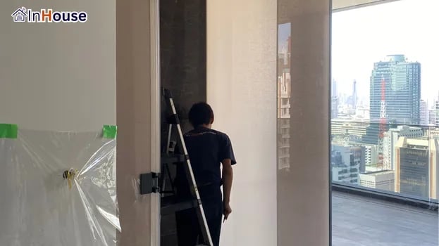 ทีมช่าง InHouse กำลังติดตั้ง ฟิล์มไฟฟ้า เก็บสายไฟซ่อนเรียบในผนัง — Aman Nai Lert Bangkok – ห้องน้ำ Luxury Bathroom ระดับ Ultra-Premium