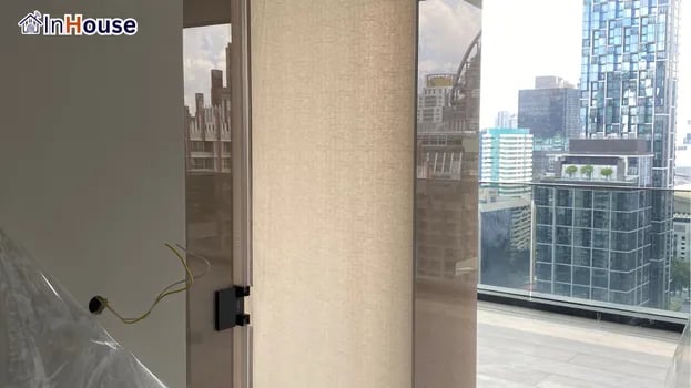 ติดเสร็จในโหมดใส ฟิล์มไฟฟ้า มองวิวเมืองชั้นสูงได้เต็มที่ — Aman Nai Lert Bangkok – ห้องน้ำ Luxury Bathroom ระดับ Ultra-Premium