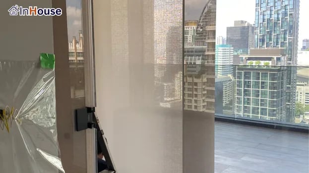 กดทึบ Privacy ใน 0.1 วินาที ฟิล์มไฟฟ้า บล็อกสายตา 100% ขณะใช้งาน — Aman Nai Lert Bangkok – ห้องน้ำ Luxury Bathroom ระดับ Ultra-Premium