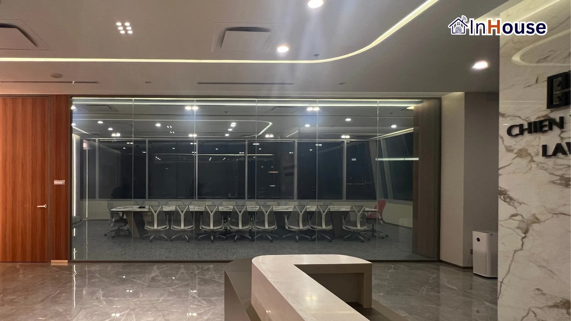 ผลงานติดตั้งฟิล์มไฟฟ้า สำนักงานกฎหมาย Chien Yea & Wang – Big Meeting Room โดย InHouse Technology