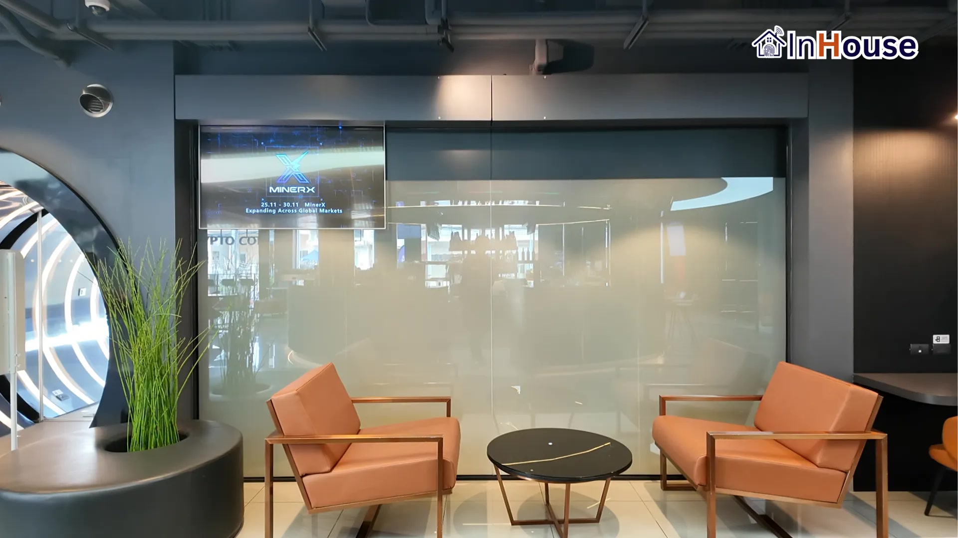 ผลงานติดตั้งฟิล์มไฟฟ้า Crypto Coff – คาเฟ่ + Server Room ภูเก็ต จัดการมิดชิดและไร้ฝุ่นสะสม