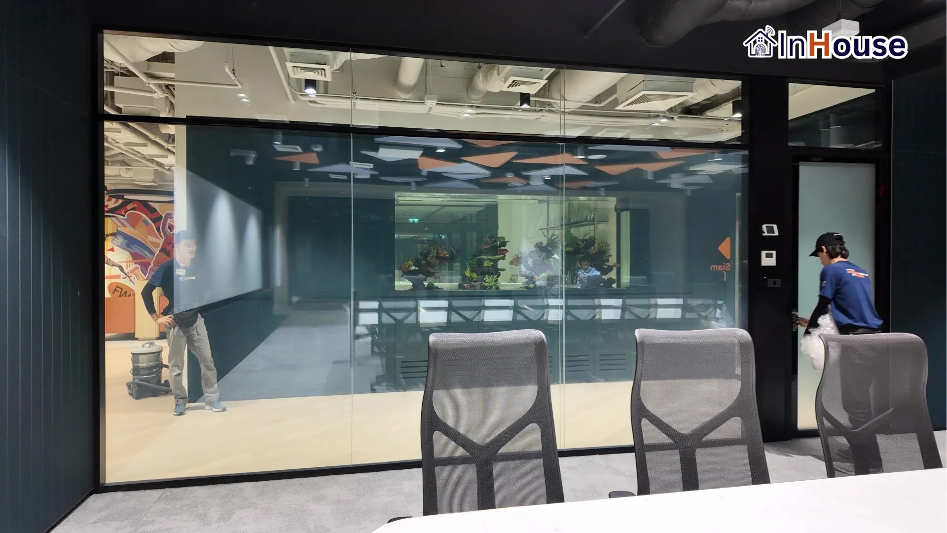 ผลงานติดตั้งฟิล์มไฟฟ้า FWD Thailand – Smart Office ห้องประชุมประกันยุคดิจิทัล