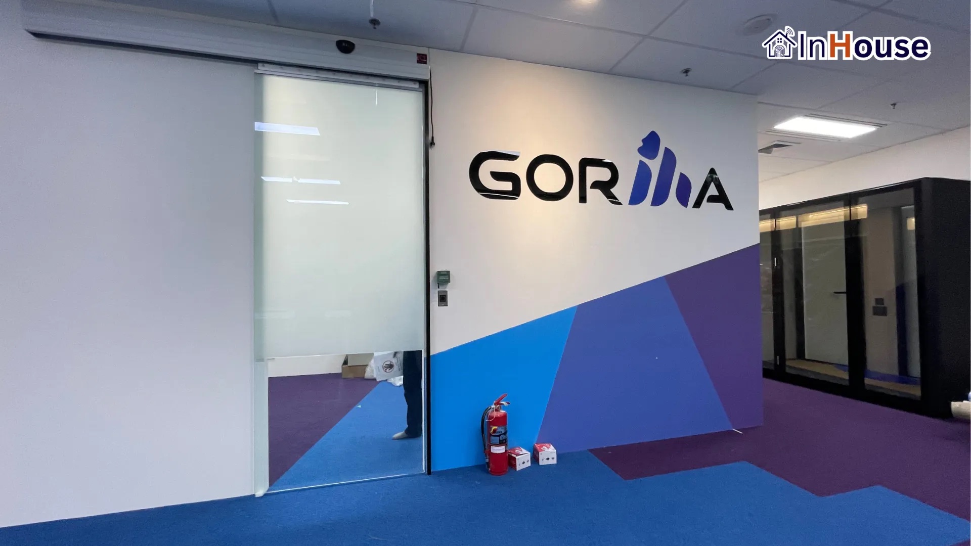 Gorilla Technology – ห้องทำงานดีไซน์ประหยัดงบแบบเว้นช่วงล่าง ติดตั้งฟิล์มไฟฟ้า โดย InHouse Technology