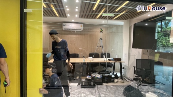 Ionique – เปลี่ยนห้องประชุมกระจกใสเป็นห้องประชุมส่วนตัวระดับพรีเมียม ติดตั้งฟิล์มไฟฟ้า โดย InHouse Technology