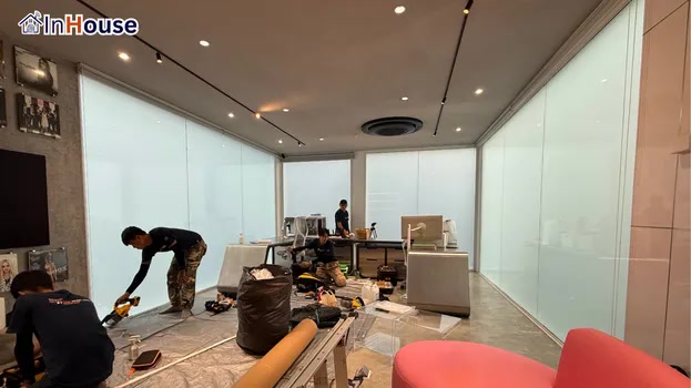 ควบคุมอุณหภูมิห้องทันที ฟิล์มไฟฟ้า โหมดทึบลดความร้อนและแสงจ้าได้ทันที — คุณบอย – ห้องทำงาน (Glass House) และห้องพระ