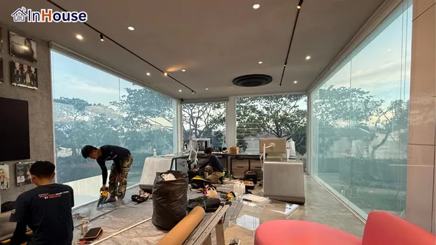 ปัญหาความร้อนจาก Glass House ฟิล์มไฟฟ้า กระจกรอบทิศรับแดดตรง ห้องร้อนจัด — คุณบอย – ห้องทำงาน (Glass House) และห้องพระ