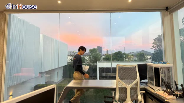 ชมวิวได้ทุกเวลาที่ต้องการ ฟิล์มไฟฟ้า เปิดใสชมวิวสวยงามได้ขณะทำงาน — คุณบอย – ห้องทำงาน (Glass House) และห้องพระ