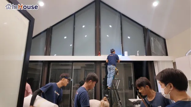 สยบแดดร้อนปกป้องห้องรับแขก ฟิล์มไฟฟ้า ลดแสงแดดที่ส่องเข้าบริเวณหน้าบ้านโดยตรง — คุณฝน (Noble Aqua) – ปกป้องเฟอร์นิเจอร์และเพิ่มความส่วนตัว