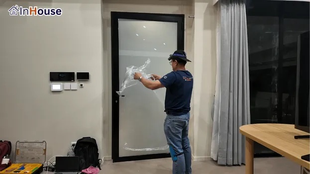 โหมดทึบเพิ่มความส่วนตัวทันที ฟิล์มไฟฟ้า สถานะทึบพรางสายตาได้รวดเร็ว — คุณฝน (Noble Aqua) – ปกป้องเฟอร์นิเจอร์และเพิ่มความส่วนตัว