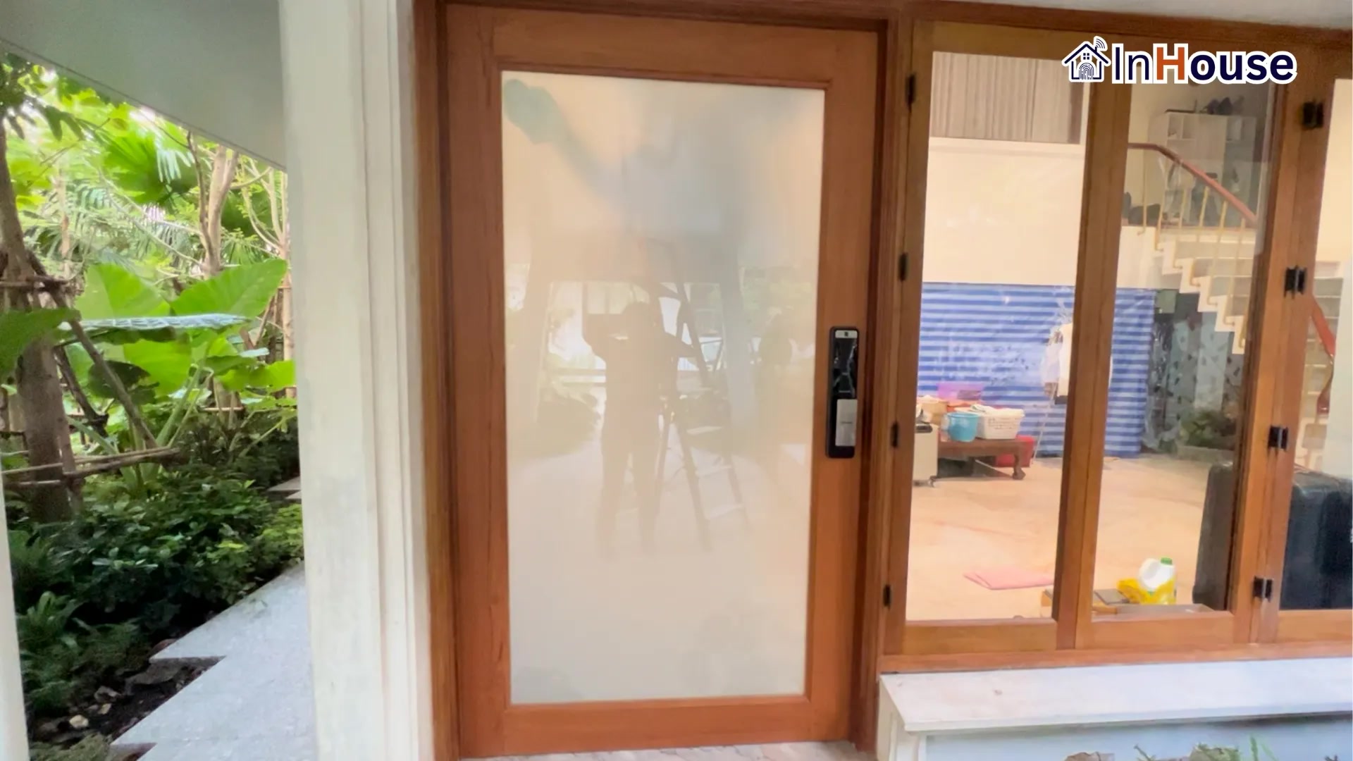ผลงานติดตั้งฟิล์มไฟฟ้า คุณเปก – Front Entrance Hinged Door Smart Privacy โดย InHouse Technology