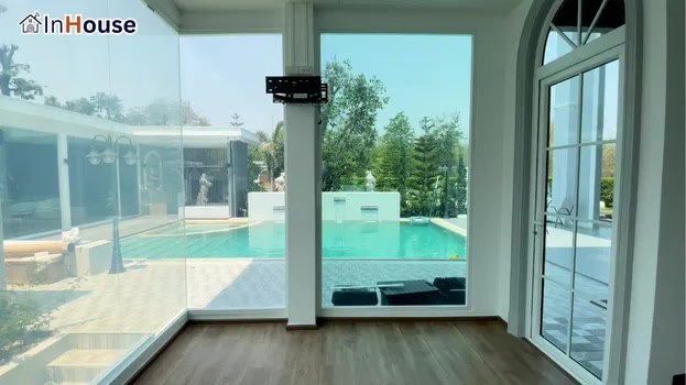 โหมดใส (Clear) ฟิล์มไฟฟ้า ออกกำลังกายพร้อมชมวิวสระว่ายน้ำ — คุณรชานนท์ – Private Home Gym & Poolside Smart Glass