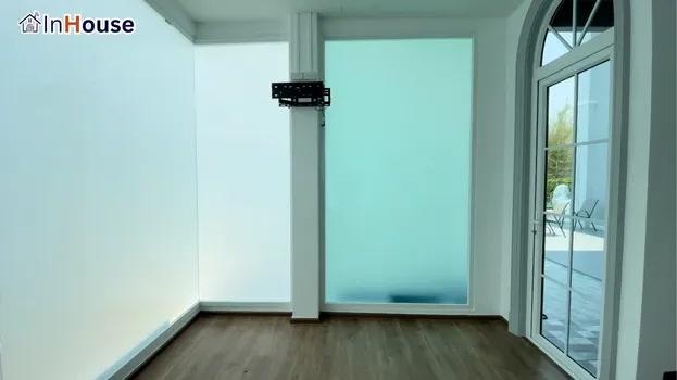 โหมดทึบ (Opaque) ฟิล์มไฟฟ้า ปรับทึบ เป็นส่วนตัวในเสี้ยววินาที — คุณรชานนท์ – Private Home Gym & Poolside Smart Glass