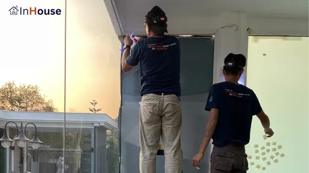 ติดตั้งโดยช่าง InHouse ฟิล์มไฟฟ้า เก็บรายละเอียดระบบไฟอย่างประณีต — คุณรชานนท์ – Private Home Gym & Poolside Smart Glass