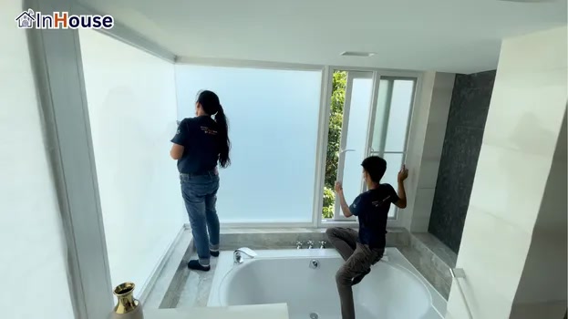 เพิ่มมิติโซนอ่างอาบน้ำ Sexy Bathroom ฟิล์มไฟฟ้า ปิดทึบ หรือเปิดใส เลือกได้ตามต้องการ — คุณรอย – Ultra-Luxury Condo Sexy Bathroom