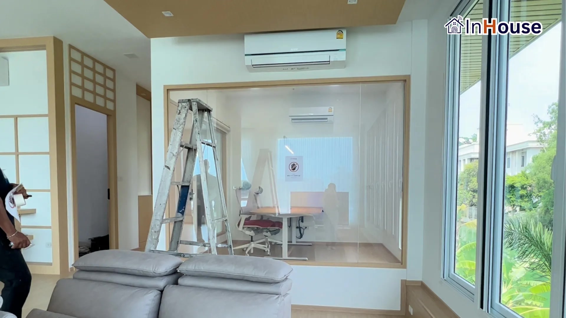 ผลงานติดตั้งกระจกฝ้าไฟฟ้า คุณสันติ – Smart Executive Home Office Glass โดย InHouse Technology