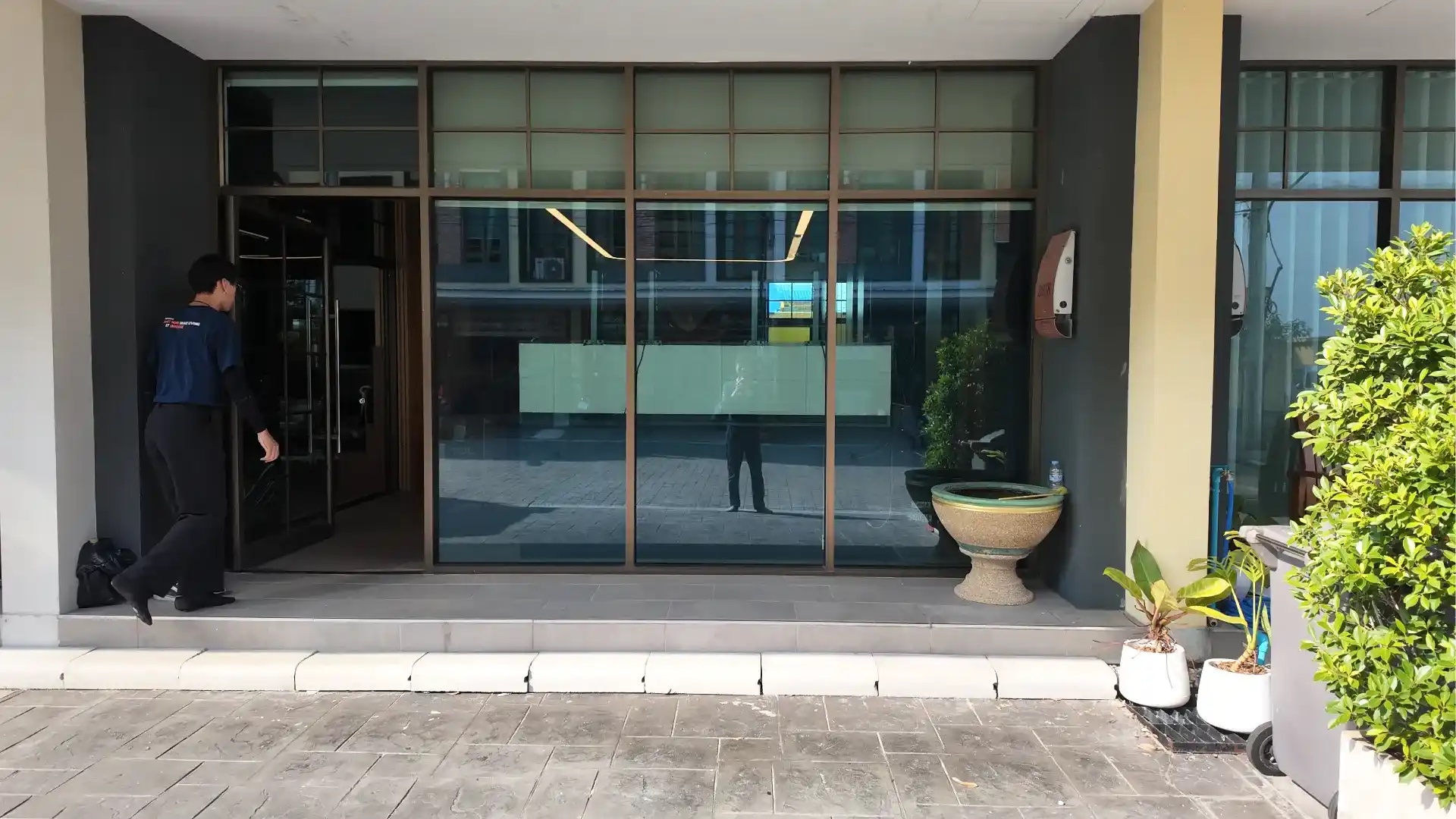 คุณถวิล – ฟิล์มไฟฟ้าห้องทำงานติดถนนพรางสายตาแต่ยังรับแสงธรรมชาติ