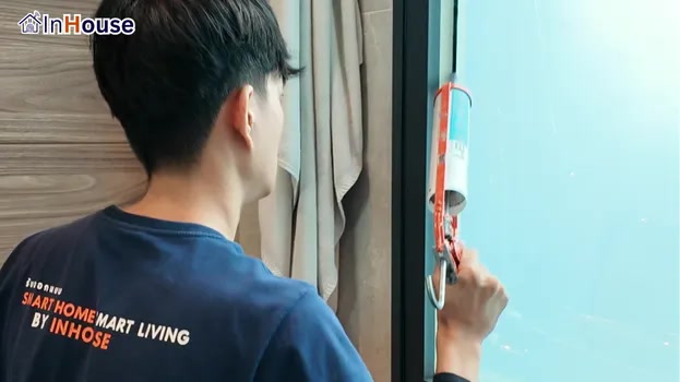 ดีไซน์คลีนไม่รกสายตา ฟิล์มไฟฟ้า เก็บงานประณีตทดแทนการใช้มู่ลี่ที่สะสมฝุ่นและดูเกะกะ — คุณต๊อด (Narasiri Topiary) – เปลี่ยนกระจกห้องน้ำเป็นพื้นที่ส่วนตัวได้ทันที