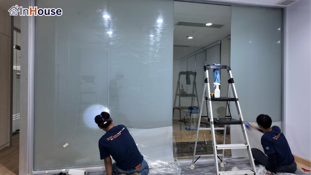 ทีม InHouse 2 คนติดฟิล์มไฟฟ้า ฟิล์มไฟฟ้า ทำงานละเอียดผนังกระจก — มหาวิทยาลัยมหิดล – ห้องประชุมตึกอธิการบดี Smart Privacy ระดับสถาบัน