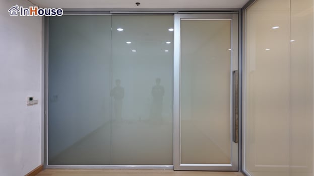 ประตูบานเลื่อนในโหมดทึบ ฟิล์มไฟฟ้า คุม Privacy ระดับสถาบัน — มหาวิทยาลัยมหิดล – ห้องประชุมตึกอธิการบดี Smart Privacy ระดับสถาบัน