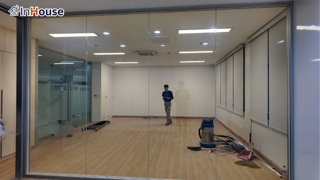 ห้องประชุมโล่งในโหมดใส ฟิล์มไฟฟ้า คงดีไซน์เปิดโล่งระดับมหาวิทยาลัย — มหาวิทยาลัยมหิดล – ห้องประชุมตึกอธิการบดี Smart Privacy ระดับสถาบัน
