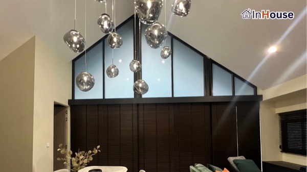 Noble – กระจกดีไซน์พิเศษทรงสี่เหลี่ยมคางหมู ติดตั้งฟิล์มไฟฟ้า โดย InHouse Technology