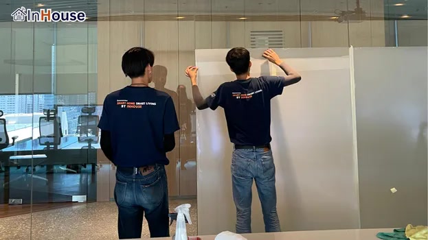 คงความโปร่งสบายของพื้นที่ด้านบนไว้ ฟิล์มไฟฟ้า สร้างขอบเขตความเป็นส่วนตัวที่พอดี — ปาร์ค สีลม – Smart Executive Meeting Room Glass
