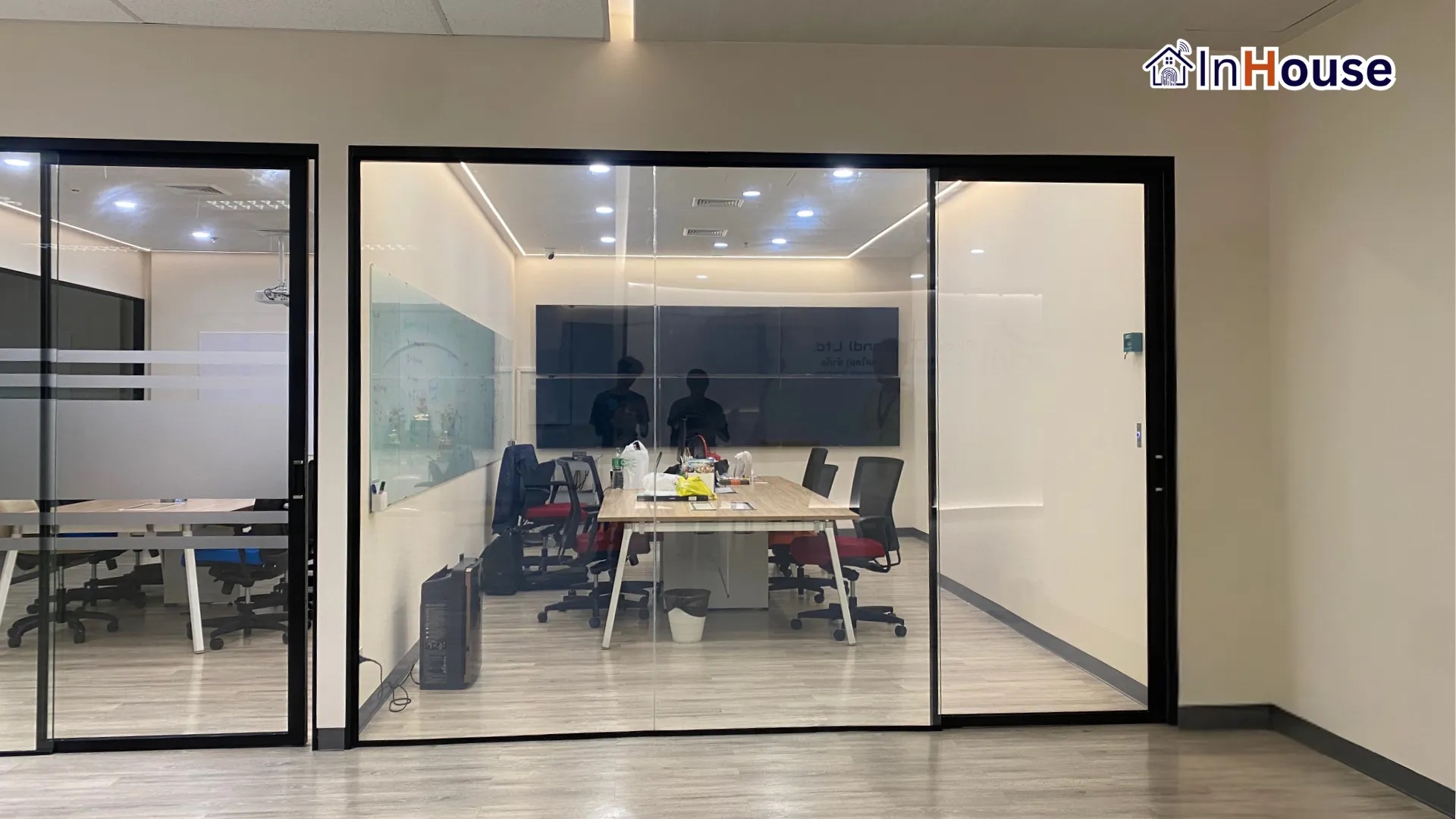 Placid Thailand (Q House) – ห้อง CEO ปรับลุคโมเดิร์นคุมบรรยากาศดั่งใจ ติดตั้งฟิล์มไฟฟ้า โดย InHouse Technology