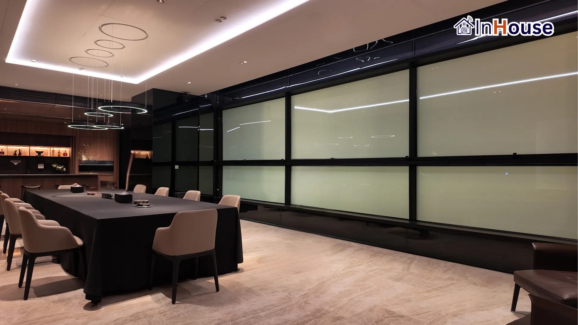 คุณเร (Porsche Design Tower) – เสริมความลักซ์ชัวรีบนประตูเลื่อนสุดล้ำ ติดตั้งฟิล์มไฟฟ้า โดย InHouse Technology