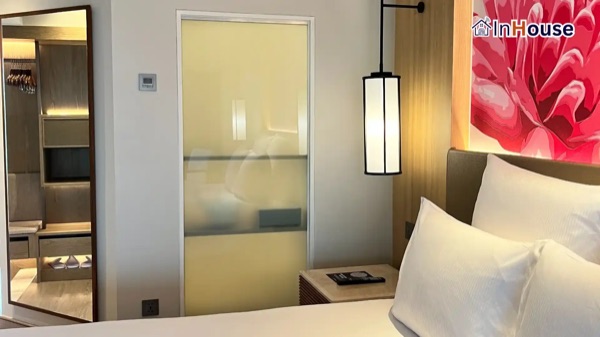 Pullman Hotel – ห้องตัวอย่าง Luxury Bathroom ติดตั้งฟิล์มไฟฟ้า โดย InHouse Technology