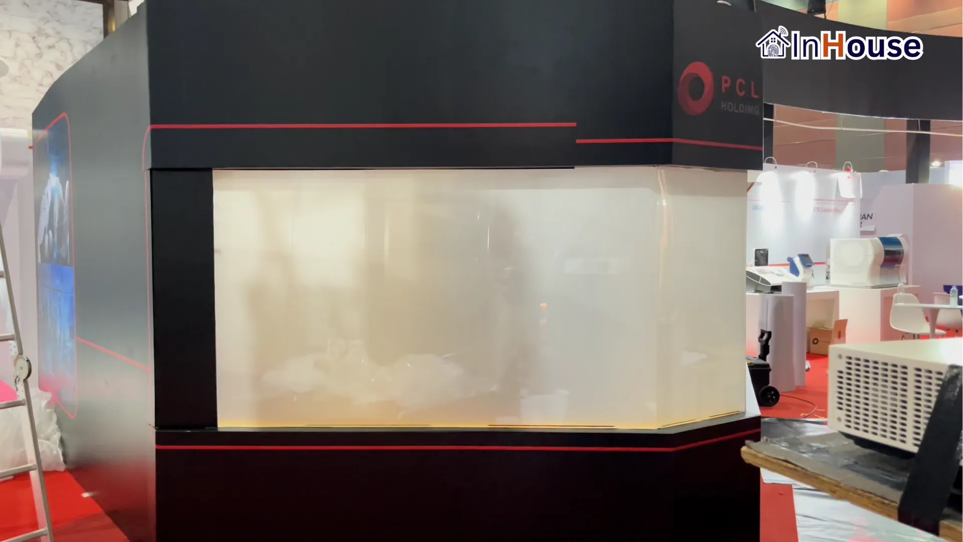 Robot Booth – เปลี่ยนกระจกหน้าร้านเป็นจอฉายภาพดึงดูดลูกค้า