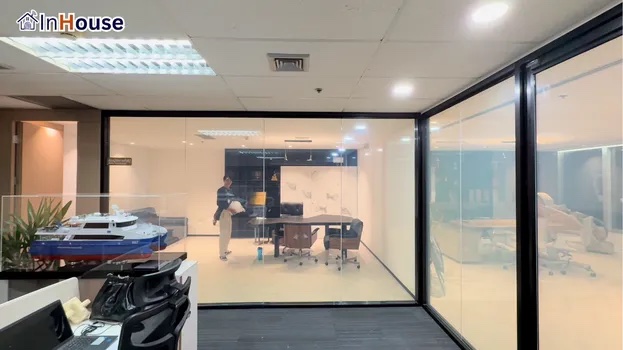 ปรับมู้ดห้องทำงานในเสี้ยววินาที ฟิล์มไฟฟ้า กดสวิตช์เปลี่ยนห้องประชุมให้เป็นส่วนตัวทันที — Thai Business Center – ฟิล์มไฟฟ้าห้อง CEO คุมบรรยากาศง่ายไร้ม่านเกะกะ