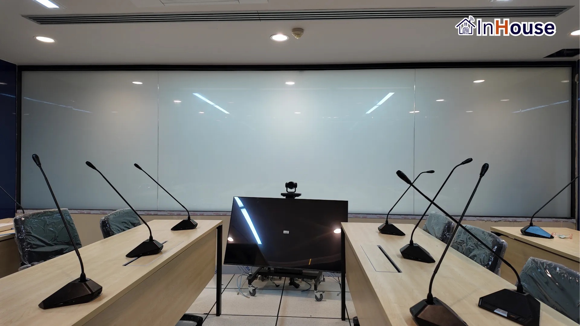 ศูนย์ราชการฯ ทางทะเลภาค 1 – ฟิล์มไฟฟ้าห้องประชุมสมาร์ทจัดการสมาธิในคลิกเดียว ติดตั้งฟิล์มไฟฟ้า โดย InHouse Technology
