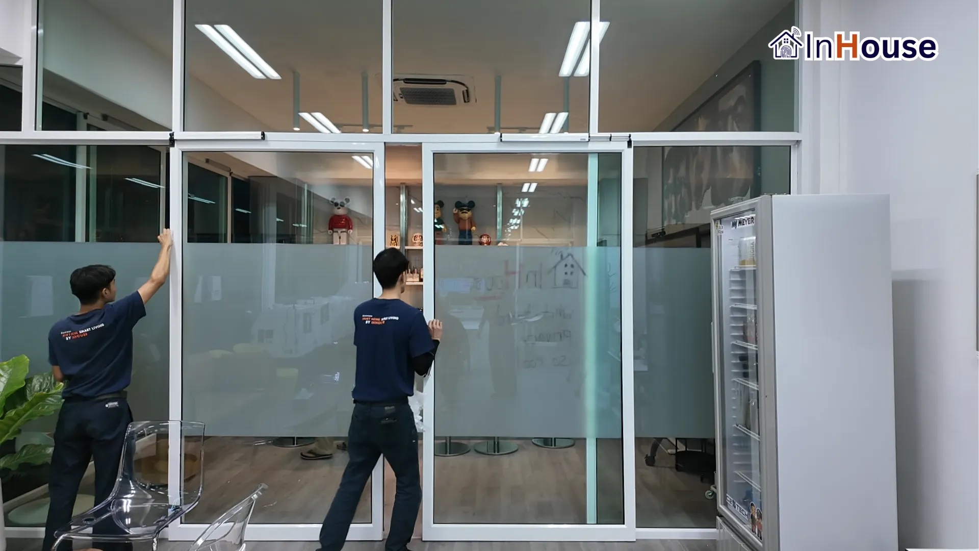 โรงสี ธนกรรวมผล – ห้องรับรองทูอินวันเป็นได้ทั้งไวท์บอร์ดและกระจกพรางตา
