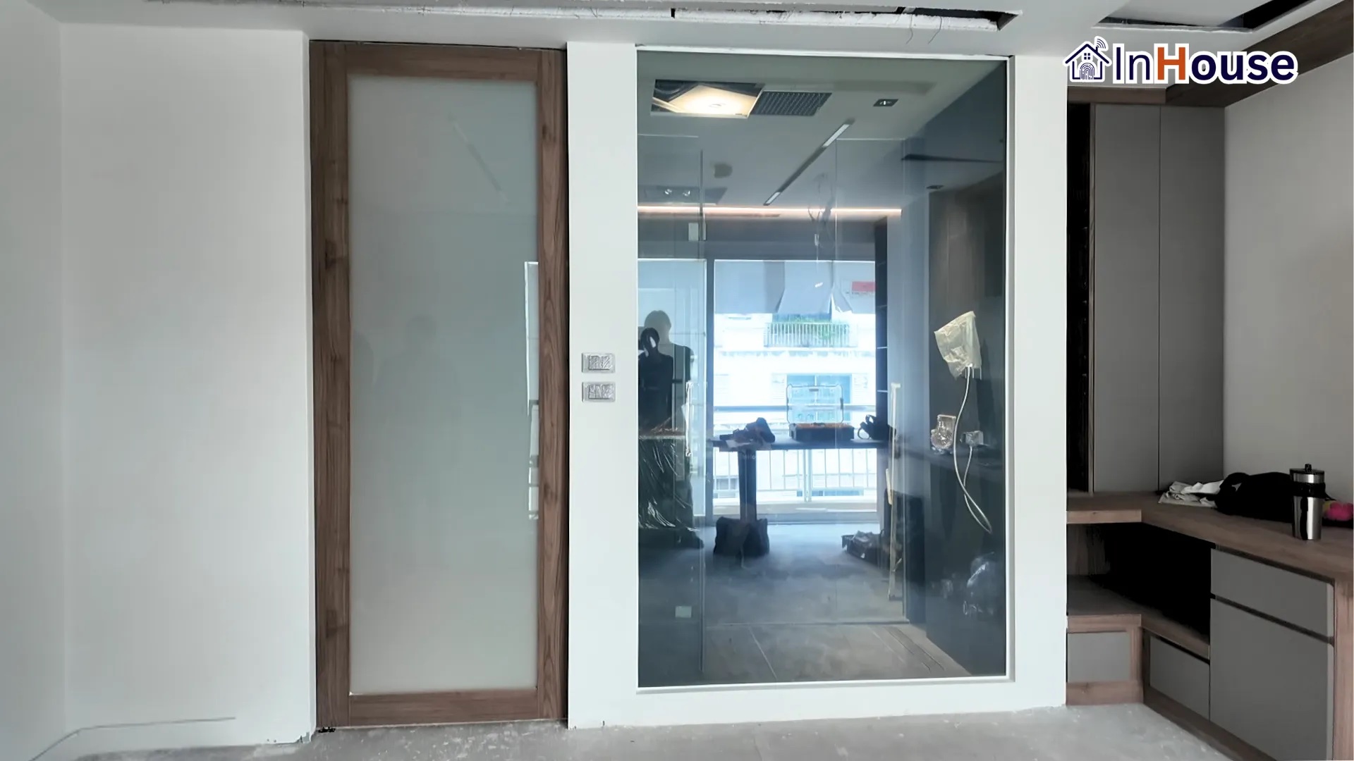 The Rise Sukhumvit 39 – ฟิล์มไฟฟ้าห้องน้ำหรูพรางสายตาทันทีไร้มู่ลี่กวนใจ ติดตั้งฟิล์มไฟฟ้า โดย InHouse Technology